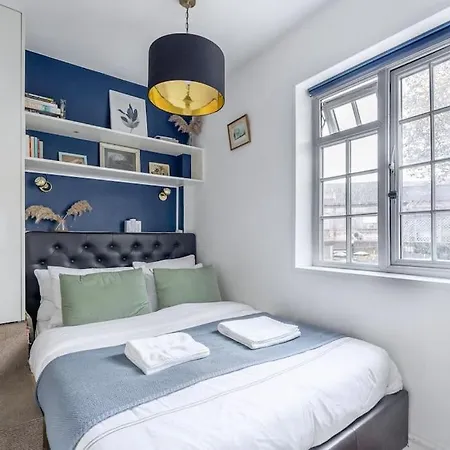 Studio Flat In Victorian West Kensington Mansion With Balcony